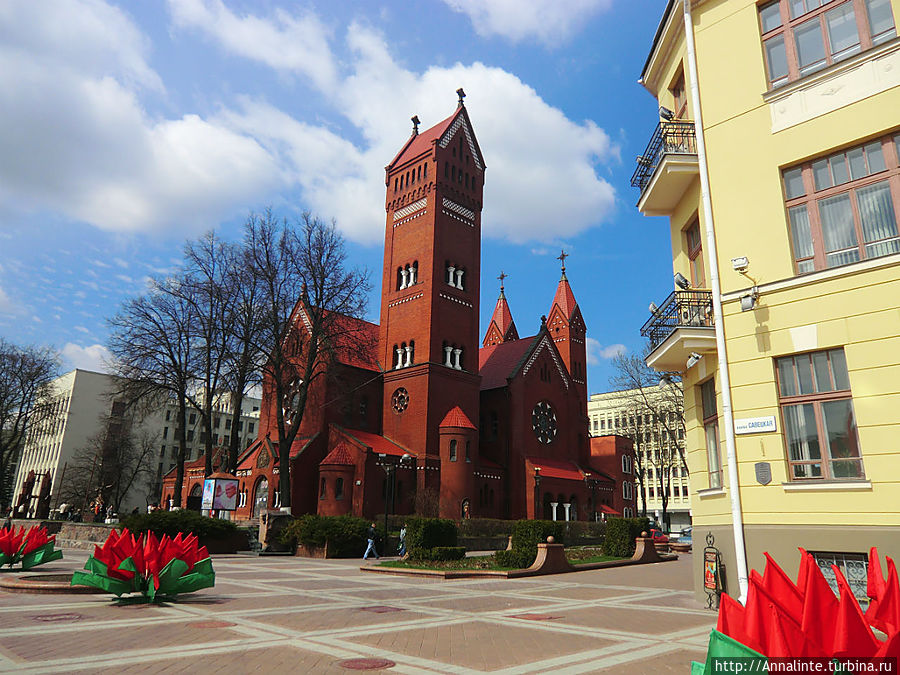 Возможно, самая знаменитая и роскошная минская достопримечательность — Красный Костёл. Возможно, самая знаменитая и роскошная минская достопримечательность — Красный Костёл.