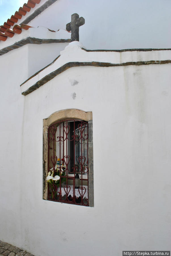 Церковь в деревне Алвару. В одной из её частей ведутся раскопки. Каштелу-Бранку, Португалия
