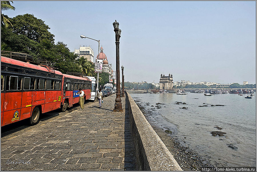 На набережной всегда стоят туристические автобусы...
* Мумбаи, Индия