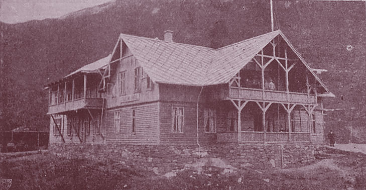 Первая версия отеля была построена в 1855-м с расчетом на 20 койкомест и с минимумом удобств на борту. Была снесена в 1882-м как несоответствующая евростандартам. Флом, Норвегия