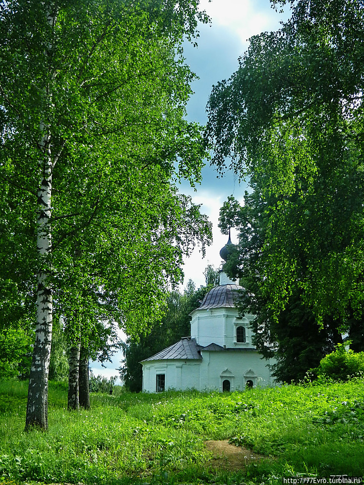 Притаился уютненький храм