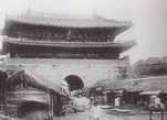 Ворота Намдэмун в конце 19-го века. Википедия. Обратите внимание, какой срач вокруг