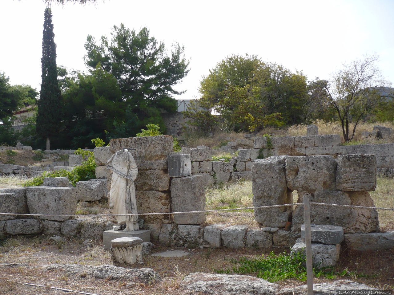 Прогулка по руинам древнего Коринфа Коринф, Греция