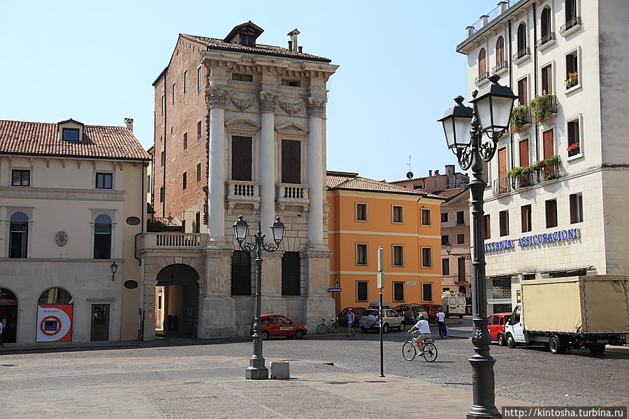 Палладио — гений из генуев. А это его палаццо. Огрызок здания. Шутка? Палладио — гений из генуев. А это его палаццо. Огрызок здания. Шутка?