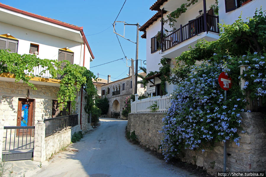 Хотя туристов не много, но мест для парковки тоже найти проблематично Афитос, Греция