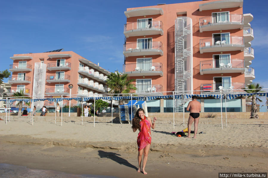 Пляж и отель на заднем плане Камбрильс, Испания Пляж и отель на заднем плане Камбрильс, Испания