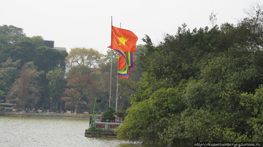 Звезда и Серп и Молот на красных флагах повсюду Ханой, Вьетнам
