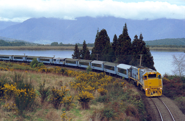 Поезд TranzAlpine идет через Южные Альпы Греймаус, Новая Зеландия