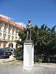 Перед зданием дворца 7 марта 2000 года был установлен памятник первому президенту Чехословацкой республики (с 1918 по 1935 год) Томашу Гарику Масарику.
