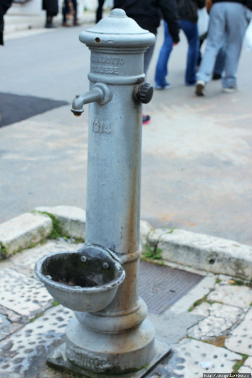 Вода в колонке — питьевая. Альберобелло, Италия