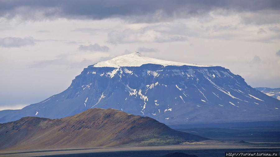 Когда-то этот вулкан был полон сил, а сейчас спит, укрывшись снежным одеялом Деттифосс водопад, Исландия