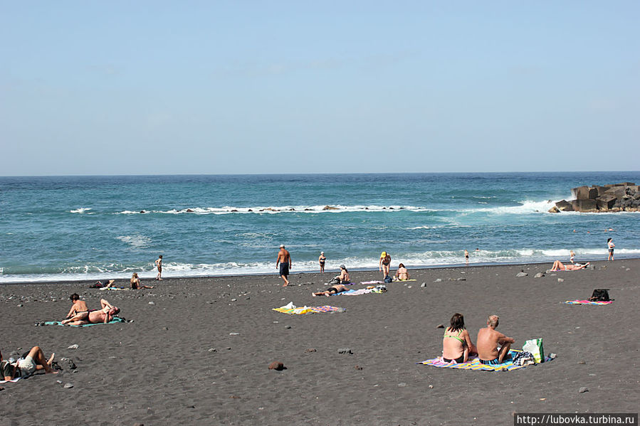 Чёрный песок на Пляже в г.Пуэрто де ла Крус. Чёрный песок на Пляже в г.Пуэрто де ла Крус.