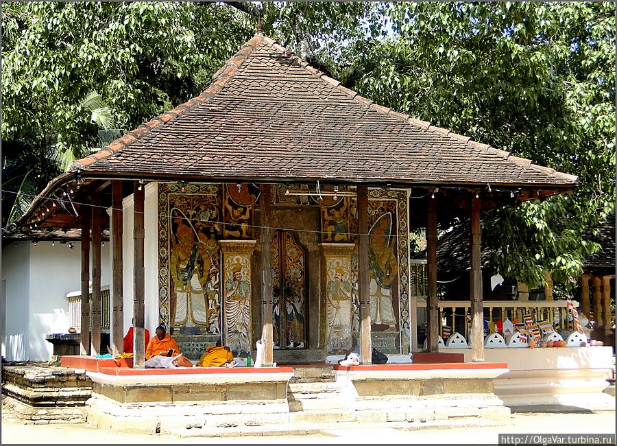 *Один из храмов монастырского комплекса Канди, Шри-Ланка