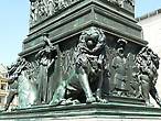 Мюнхен памятник на площади Макс-Иосиф-Плац