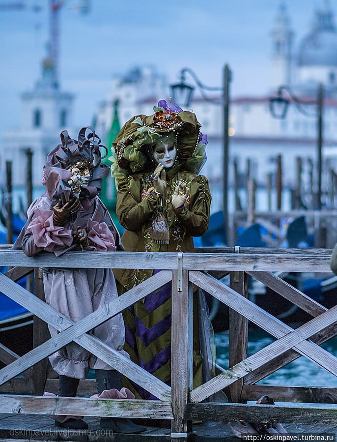 Лишь время сквозь щели сочится луной, лиц не видно... Венеция, Италия