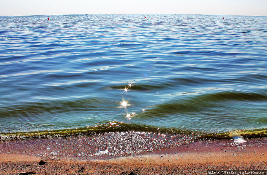 Синь небес с белизной облаков отражались в водах залива Зеленогорск, Россия