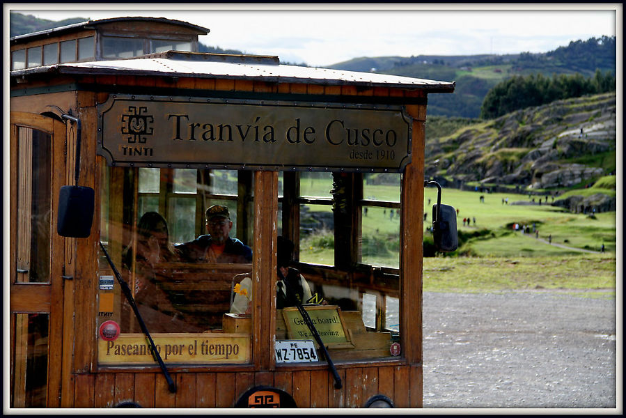 Трамвай на фона одной из главных достопримечательностей Куско комплекса Саксайуаман. Куско, Перу