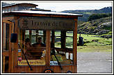 Трамвай на фона одной из главных достопримечательностей Куско комплекса Саксайуаман.