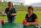самообслуживание по-гавайски — муж сам обслуживает жену:))