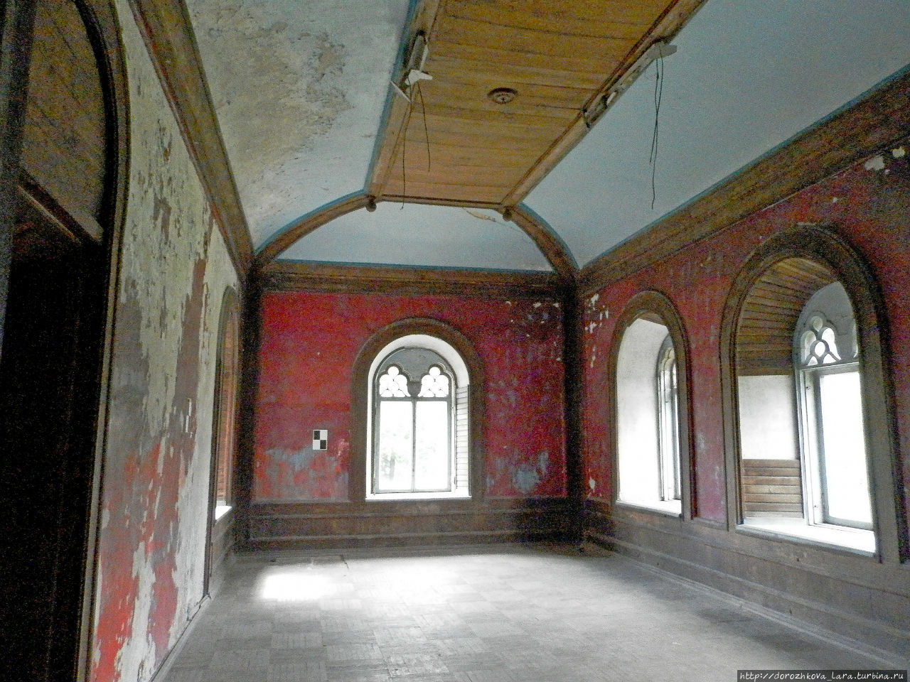 Дубовый кабинет владельца замка. Кое-где сохранилась деревянная обшивка... Юрино, Россия Дубовый кабинет владельца замка. Кое-где сохранилась деревянная обшивка... Юрино, Россия