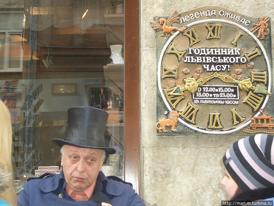 вот такие колоритные приятные собеседники возле каждого музея, кафе Львов, Украина
