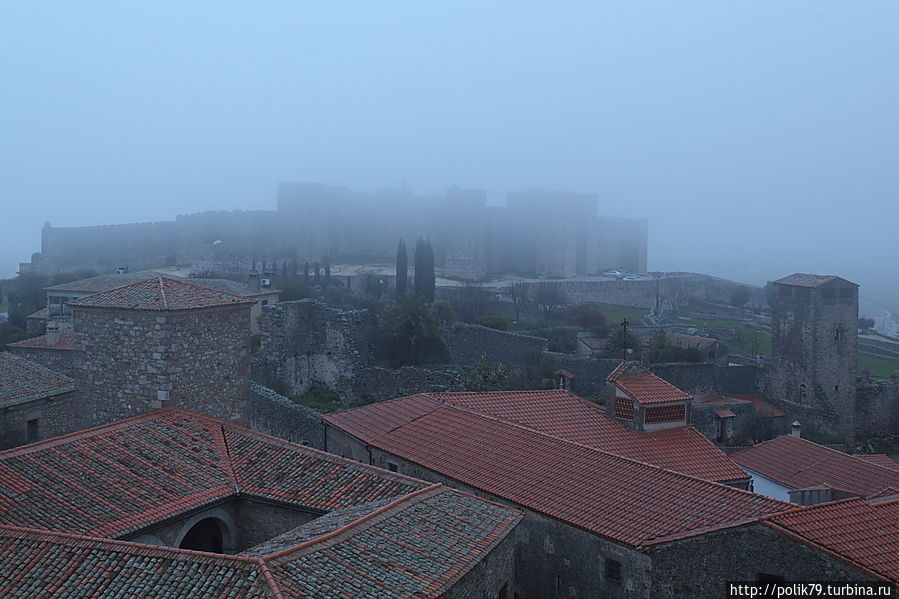 В тумане мавританская крепость Алькасаба — высшая точка города. Трухильо, Испания