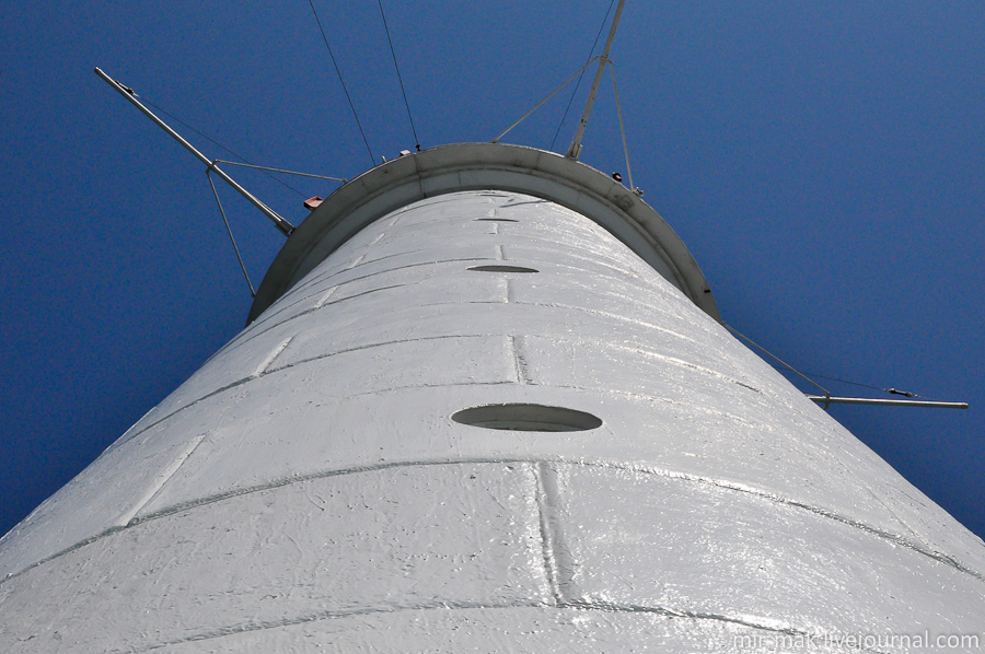 Поразительно, всегда считал, что наш маяк построен из камня, оказывается, что сделан он из сборных чугунных частей и привезен аж из Кронштадта. Поразительно, всегда считал, что наш маяк построен из камня, оказывается, что сделан он из сборных чугунных частей и привезен аж из Кронштадта.