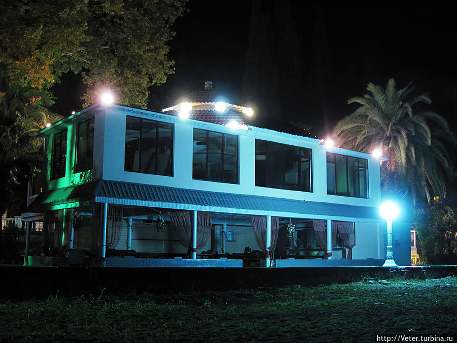 Перед нами предстало летнее кафе, открытое с двух сторон. На втором этаже тоже находятся какое-то заведение. Перед нами предстало летнее кафе, открытое с двух сторон. На втором этаже тоже находятся какое-то заведение.