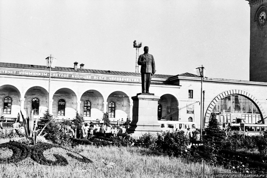 Памятник Сталину возле вокзала (фото из Интернета) Симферополь, Россия