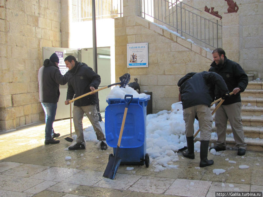 Весело убираем снег Иерусалим, Израиль