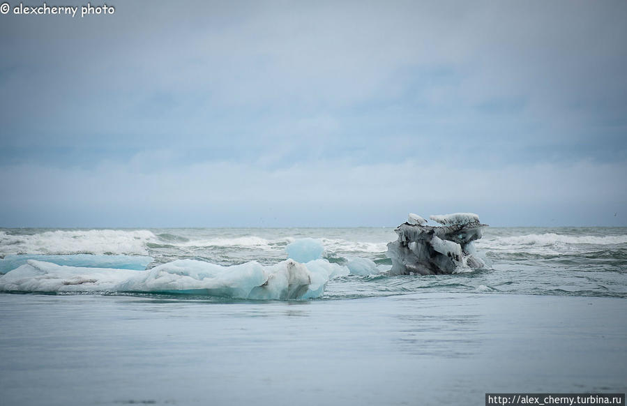 Морские волны разбивают айсберги прямо на глазах Йёкюльсаурлоун ледниковая лагуна, Исландия