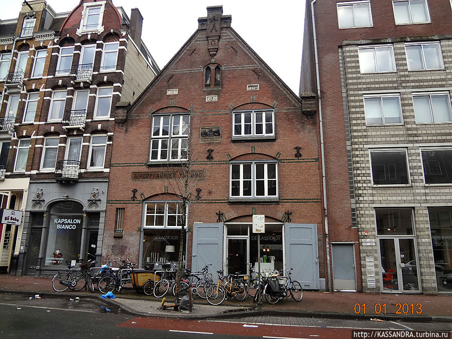 История Йордана, записанная на фасадах домов Амстердам, Нидерланды
