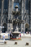 Точная копия крестоцвета, венчающего башни собора. Символ завершения строительства собора в 1880 году. Высота 9,5 метров.