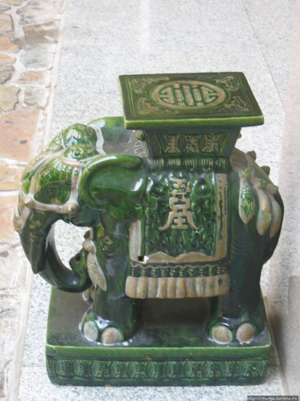 г.Хошимин. Бывший президентский дворец. Скульптура слона  ручной работы Хошимин, Вьетнам
