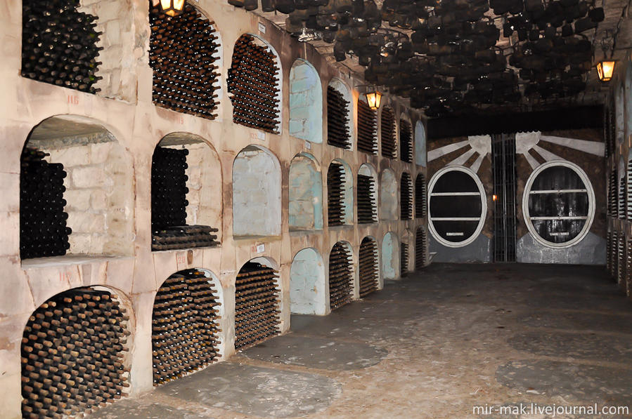 Теперь коллекция насчитывает более двух миллионов бутылок, что стало абсолютным мировым рекордом и удостоилось записи в книге рекордов Гиннеса, как самое большое подземное хранилище вина в мире. Милештий Мичь, Молдова