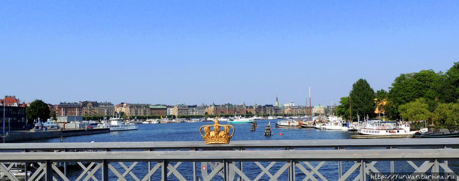 С моста, ведущего на остров Шеппсхольмен, прекрасно видна архитектура Стокгольма Стокгольм, Швеция