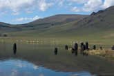 Пирамидки из вулканического туфа на берегах озера Тэрхийн Цагаан (Большое Белое). Монголы традиционно сооружают подобные пирамидки в важных местах