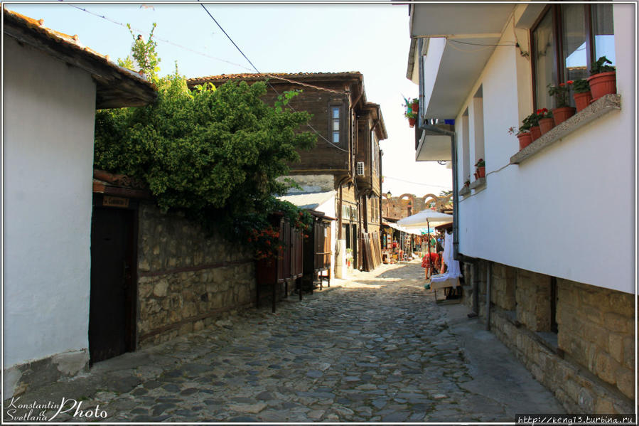 Пустые переулки, густо обитаемого Несебра Несебр, Болгария