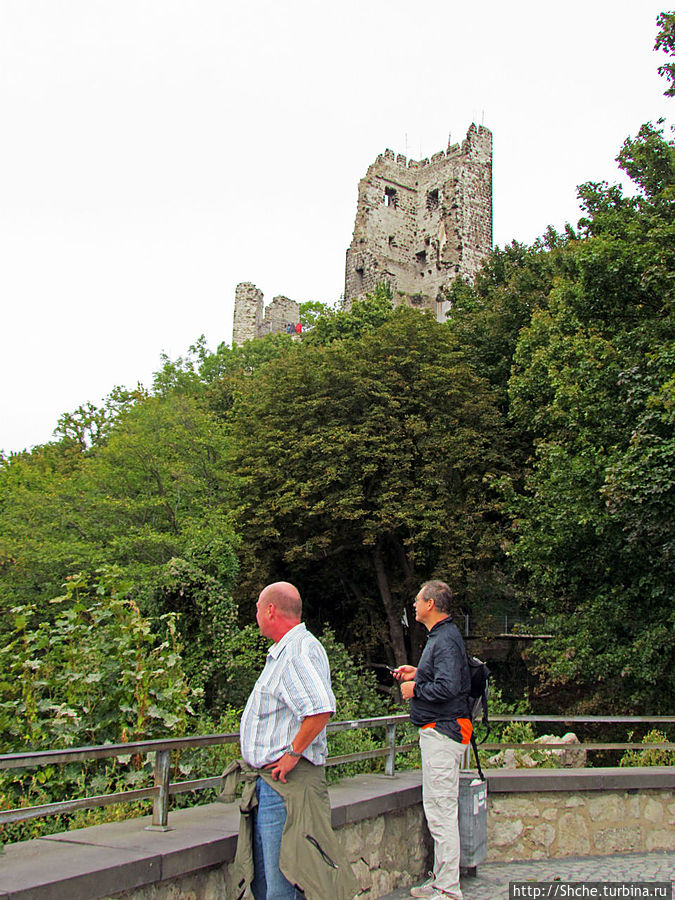 Это очень хорошо, ведь далеко не все по своим физическим кондициям имеют возможность подняться на скалу. А так сюда можно добраться на фуникулере, а тут уж по горизонтальной поверхности добраться до смотровой. Руина нависает чуть сверху Это очень хорошо, ведь далеко не все по своим физическим кондициям имеют возможность подняться на скалу. А так сюда можно добраться на фуникулере, а тут уж по горизонтальной поверхности добраться до смотровой. Руина нависает чуть сверху