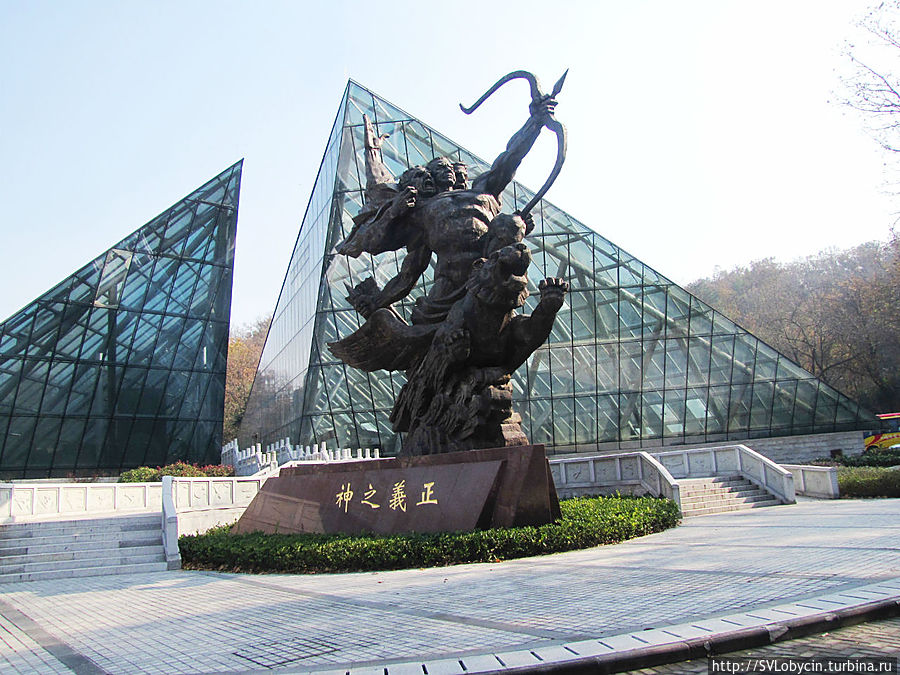 Монумент: Шестирукий трехголовый воин летящий на разьяренном крылатом тигре, стреляющий из лука. символ этого мемориала.... Нанкин, Китай
