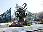 Монумент: Шестирукий трехголовый воин летящий на разьяренном крылатом тигре, стреляющий из лука. символ этого мемориала....
