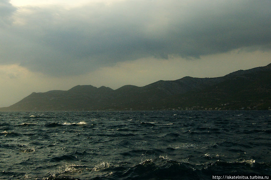 Море неспокойно Корчула, остров Корчула, Хорватия