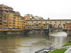 Понте Веккьо над Арно.(Старый мост). Перекинут в самом узком месте и является самым древним мостом Флоренции. Современная конструкция относится к 1345 году. Внутри находятся маленькие магазинчики ювелиров.