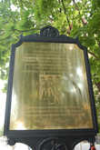22 июля 2013 года. Мемориальная доска смотрит прямо на проспект Кирова