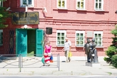 От сквера нужно пройти по ул. Чехова и по Гоголевскому переулку, прогуляться до Лавки Чеховых, где находится одноименный музей, вход свободный. Здесь  по-прежнему продают чай, а при входе обратите внимание на вмурованную в ступеньку лавки подкову.