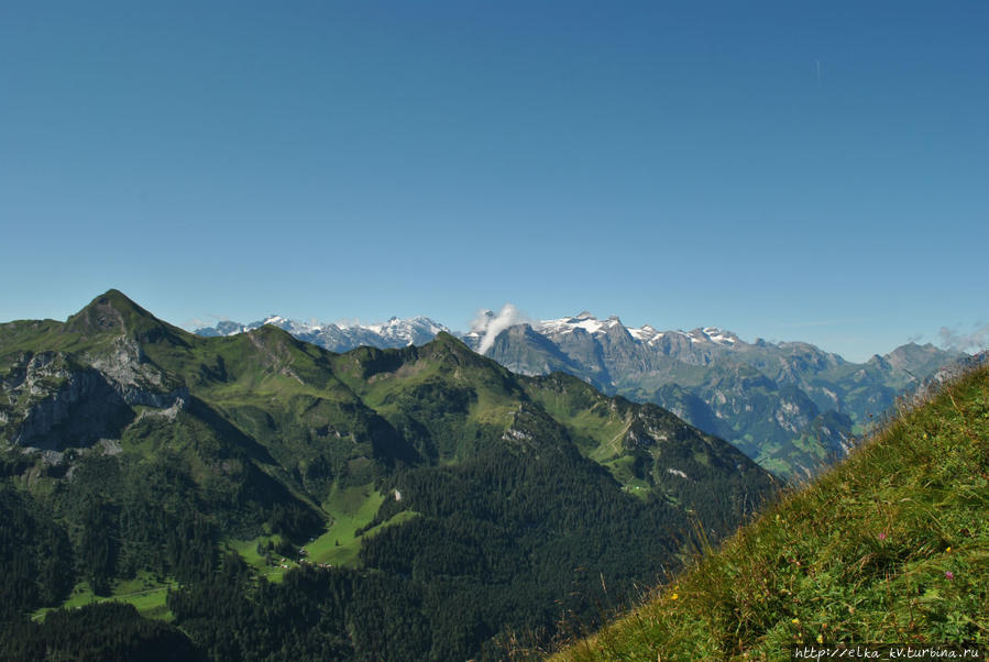 Горы на юге Фирвальдшеттерзее, где-то там суворовцы штурмовали Росшток Бруннен, Швейцария