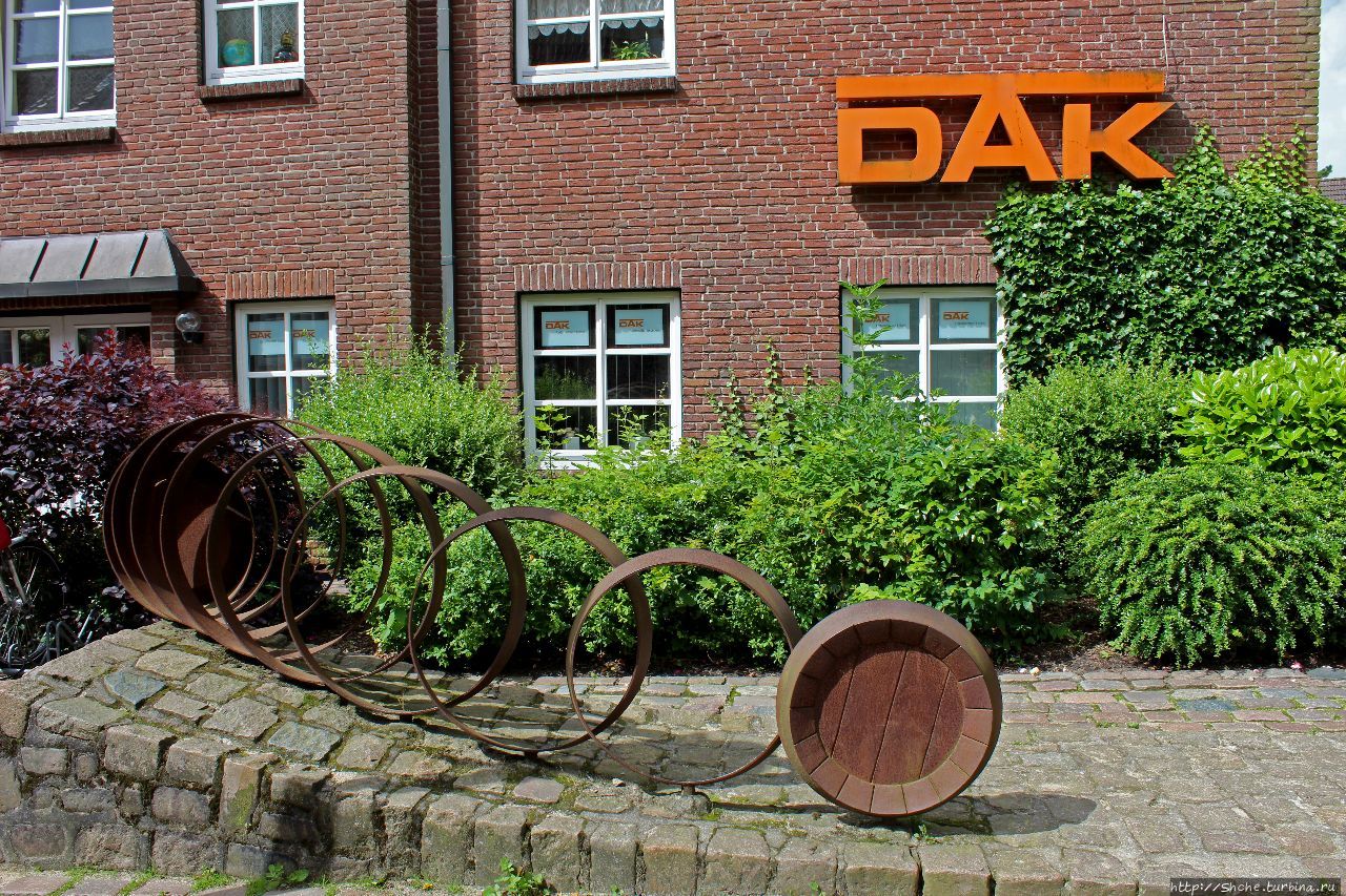 скульптура «Rolling Barrels», художник Andreas Krahl так вспоминает период своей работы на местном пивоваренном заводе Хузум, Германия