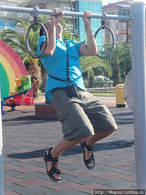 На территории пляжа много всевозможных спортивных сооружений. Утренняя разминка. На территории пляжа много всевозможных спортивных сооружений. Утренняя разминка.