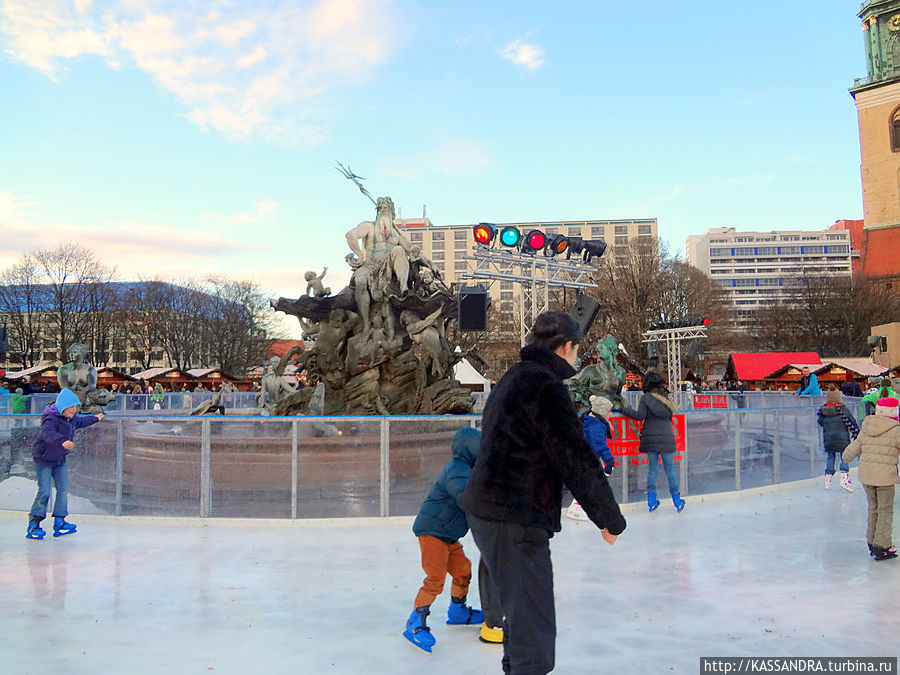 На коньках вокруг фонтана Берлин, Германия