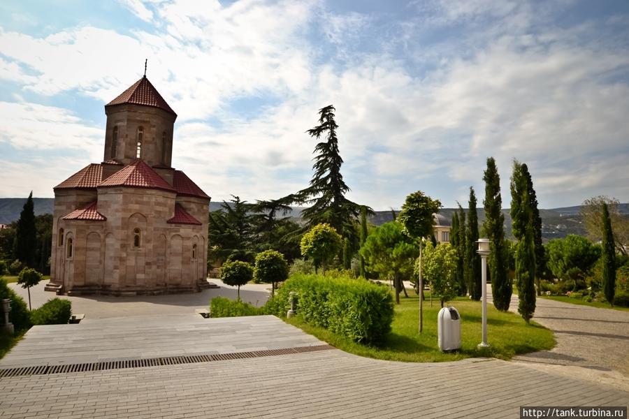 Помимо Цминда Самеба, на территории расположен еще один храм —   Благовещения Пресвятой Богородицы. Тбилиси, Грузия